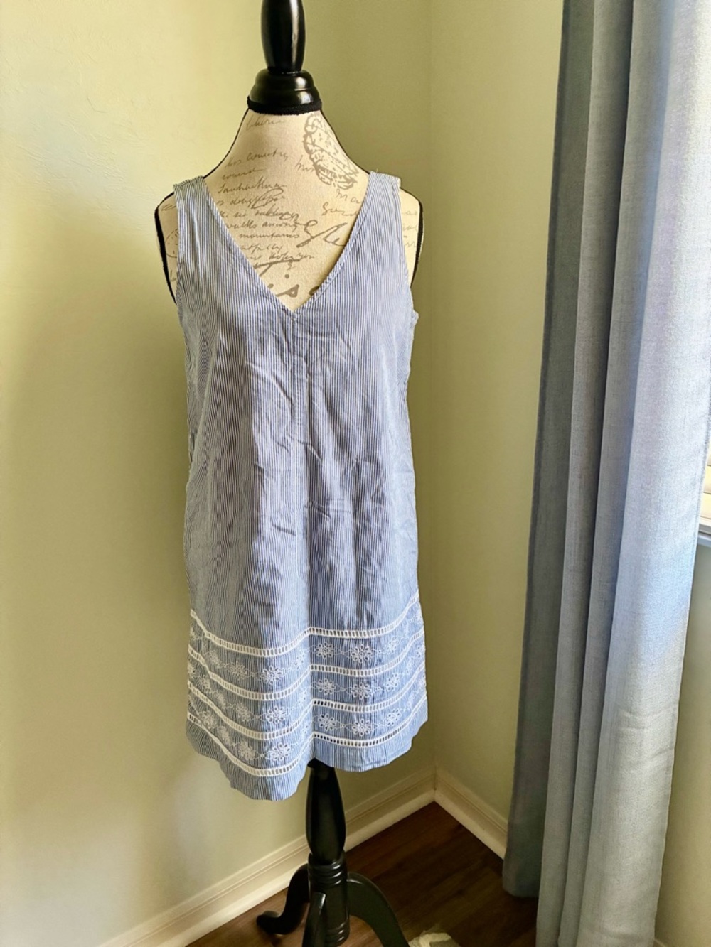 Vineyard Vines Seersucker and Embroidered Sleeveless Shift Dress